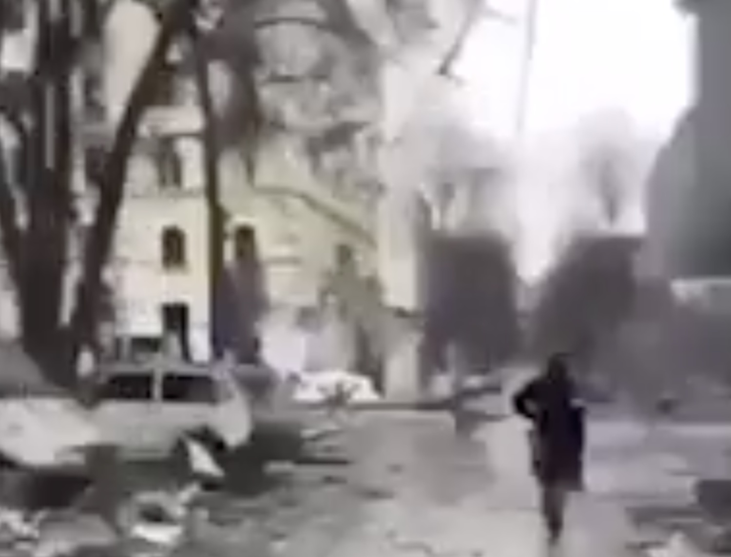 Kharkiv devastata dai bombardamenti russi: la città sfigurata dopo una notte di attacchi – Il video