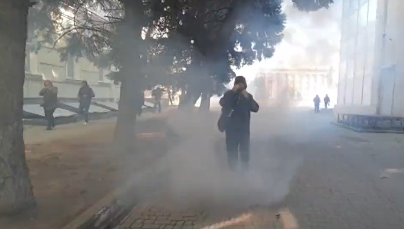 Dopo gli spari, i lacrimogeni: continua la repressione dell’esercito russo a Cherson conto i manifestanti – Il video