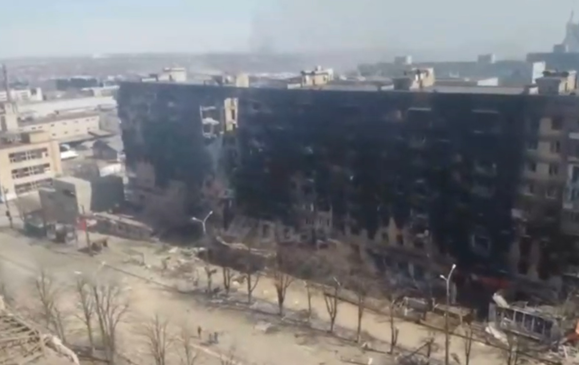 Mariupol sotto l’assedio russo, come è ridotta la città dopo i bombardamenti. Il sindaco: «Ancora deportati con la forza in Russia» – Il video
