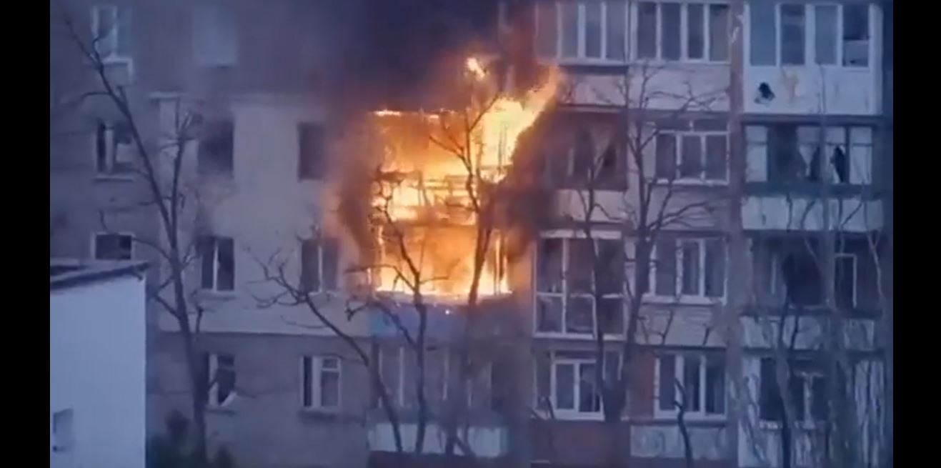 Ucraina, Mariupol sotto assedio: i tank russi distruggono le case dei civili – Il video