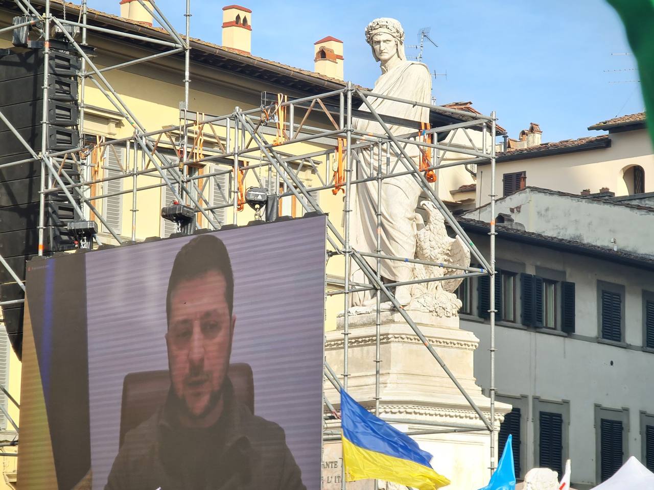 Manifestazione di Firenze, il messaggio di Zelensky: «Guerra contro i valori dell’Occidente. Dite a politici di chiudere i cieli d’Ucraina»