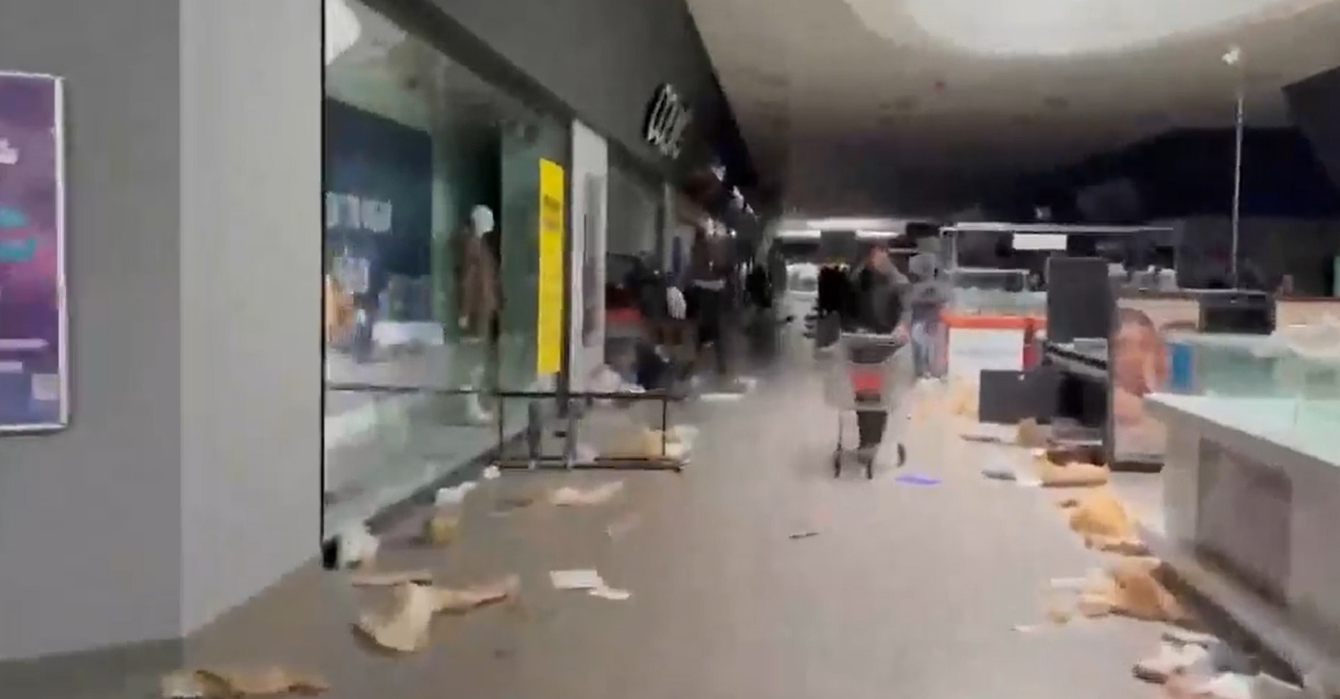 Ucraina, l’assalto al centro commerciale di Mariupol: la gente disperata ruba provviste e beni primari – Il video
