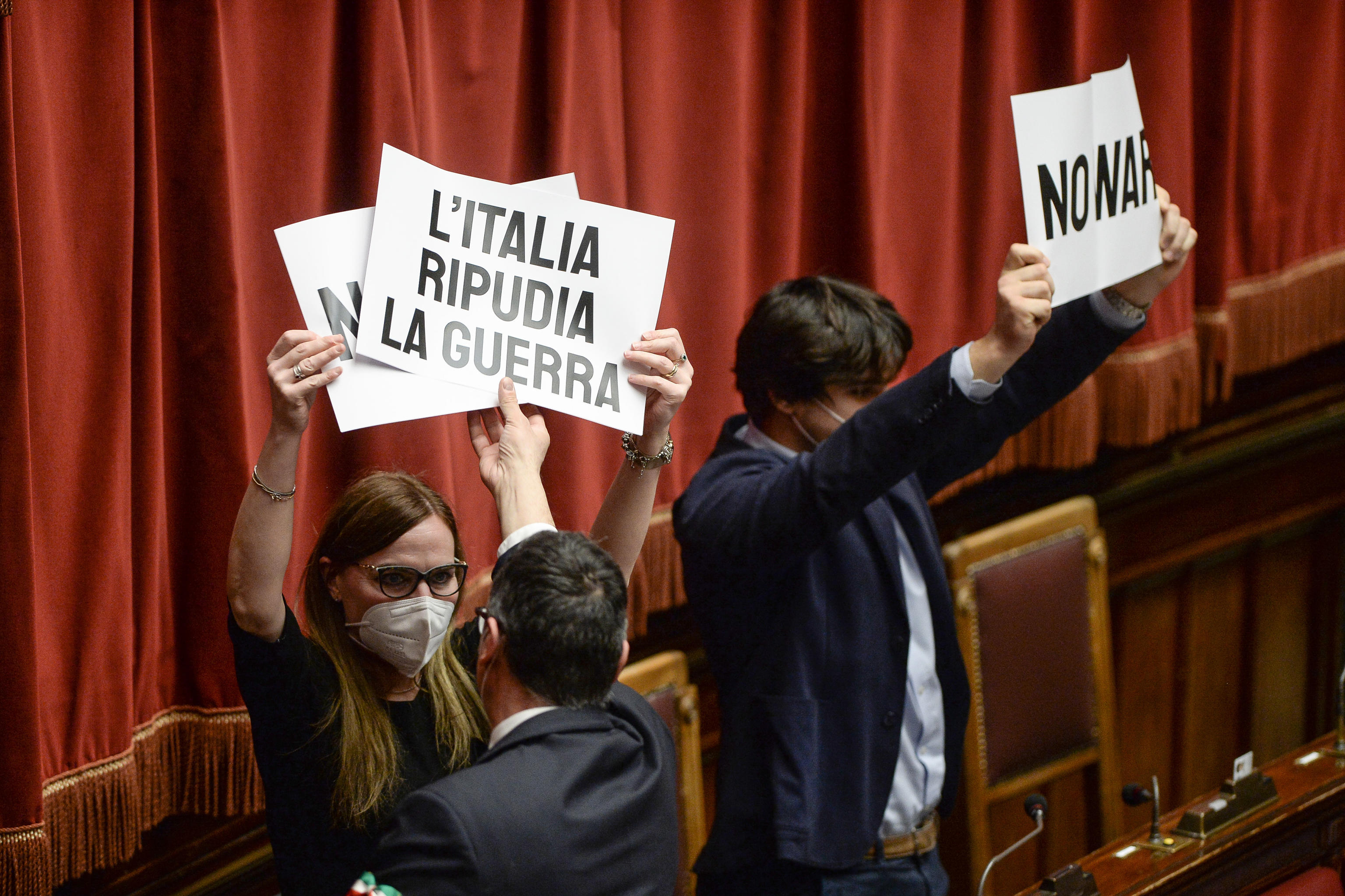 Parlamentari dai banchi del gruppo misto espongono la bandiera della pace e cartelli contro la guerra in aula della Camera durante le comunicazioni del premier Draghi sulla crisi in Ucraina, Roma, 1 marzo 2022.
ANSA/ALESSANDRO DI MEO