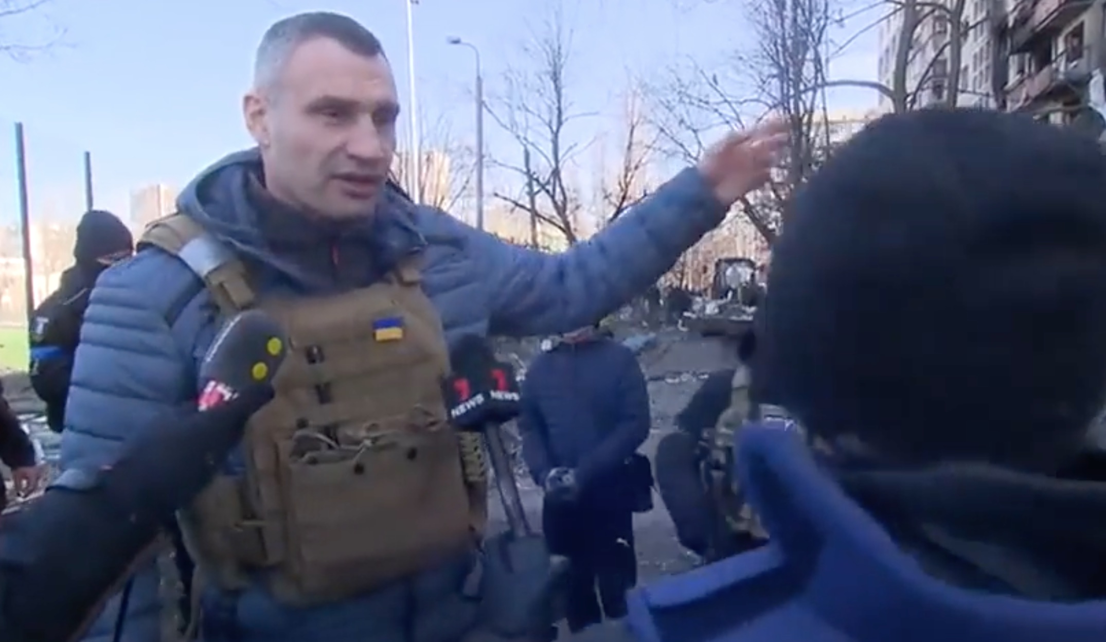 I russi colpiscono solo obiettivi militari? Il sindaco di Kiev risponde a Putin: «Stronz*** Quel palazzo distrutto cosa ti sembra?» – Il video