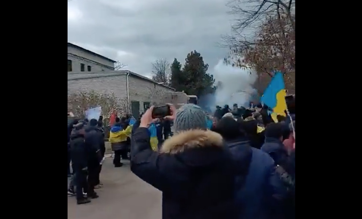 Ucraina, proteste a Nova Kakhovka contro l’occupazione: i militari russi sparano sui manifestanti – I video