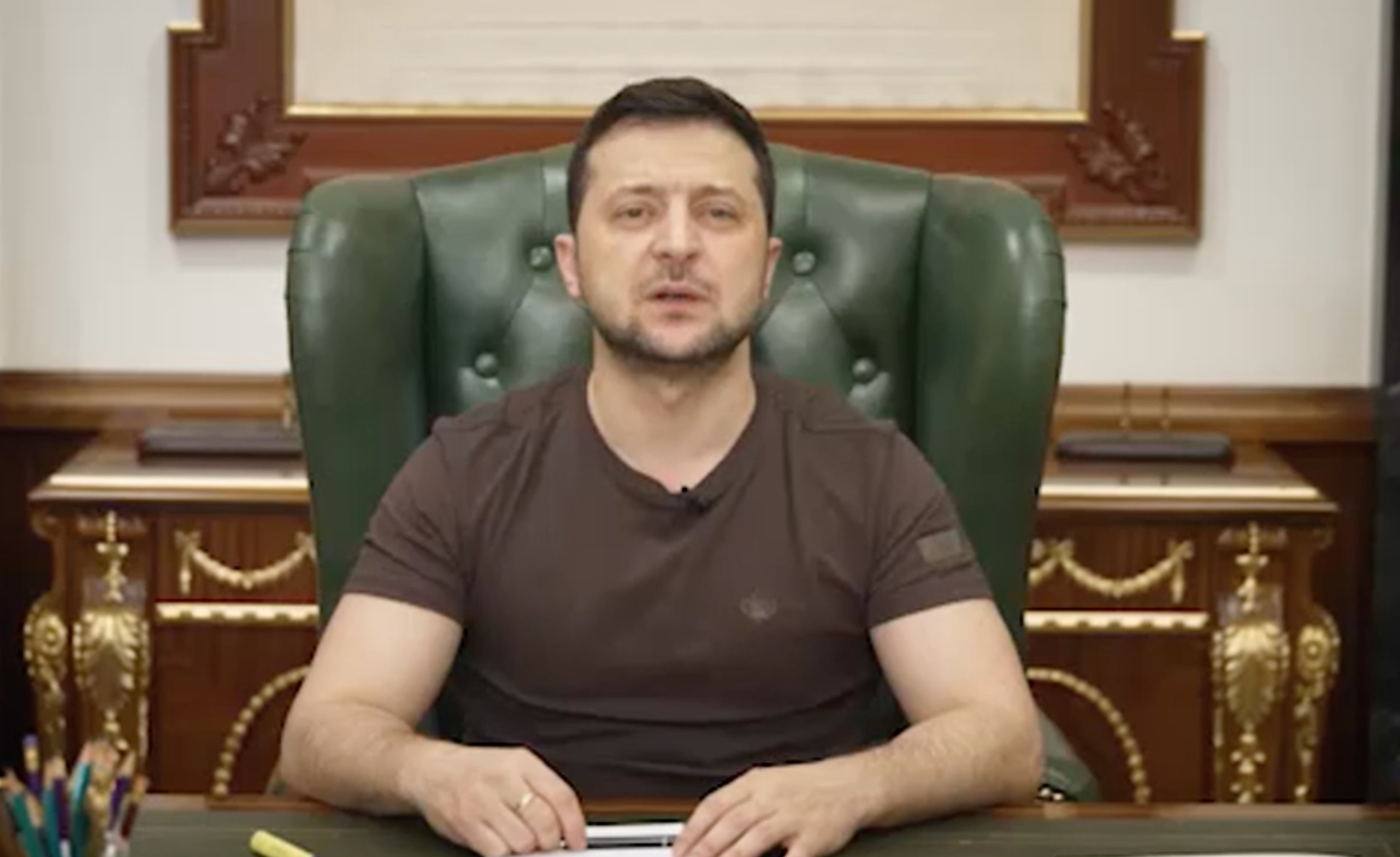 Zelensky contro Mosca: «Attaccate il corridoio umanitario a Mariupol. Noi con le armi chimiche? Sono un padre» – Il video