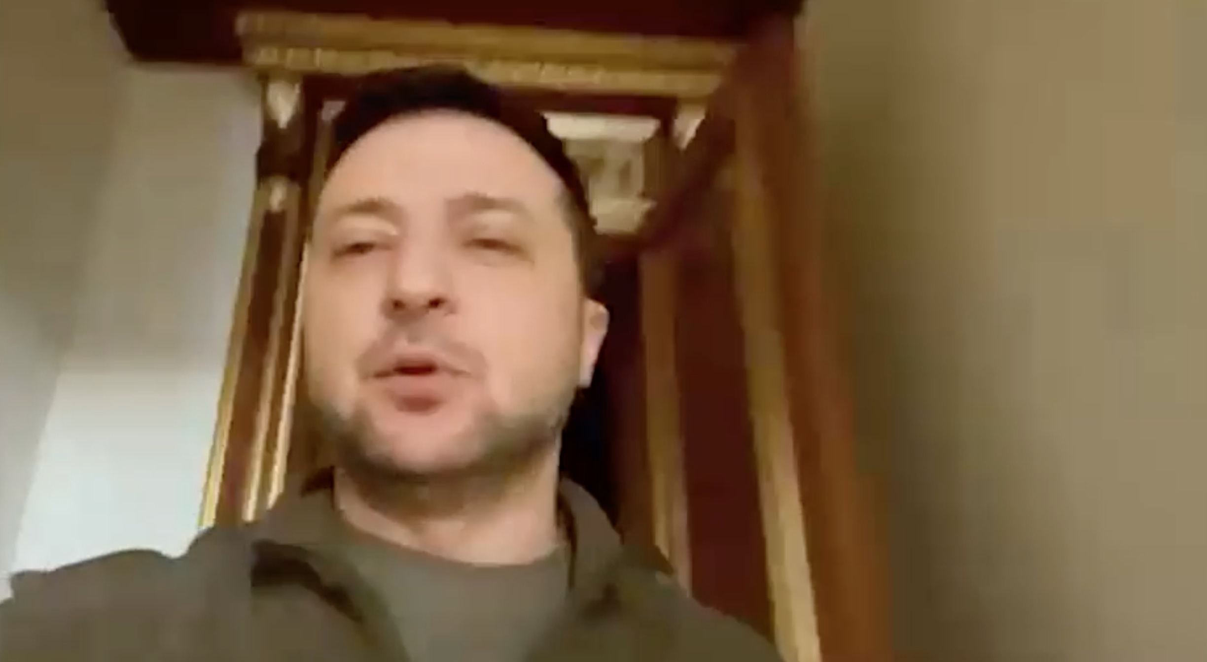 La vista dalla finestra di Zelensky, il nuovo video: «Sono qui a Kiev, non mi nascondo. Corridoi umanitari? Hanno funzionato solo i carri armati russi»