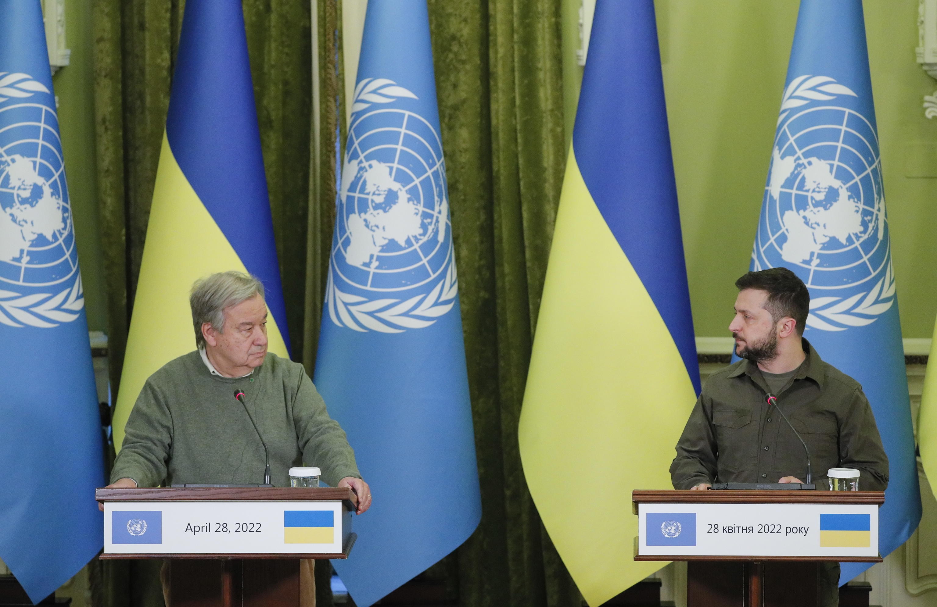 epa09914782 Ukrainian President Volodymyr Zelensky (R) and UN Secretary-General Antonio Guterres (L) attend their joint press conference in Kyiv (Kiev), Ukraine, 28 April 2022. The UN Secretary-General is on a working visit in Ukraine after his visit to Moscow on 26 April 2022.  EPA/SERGEY DOLZHENKO