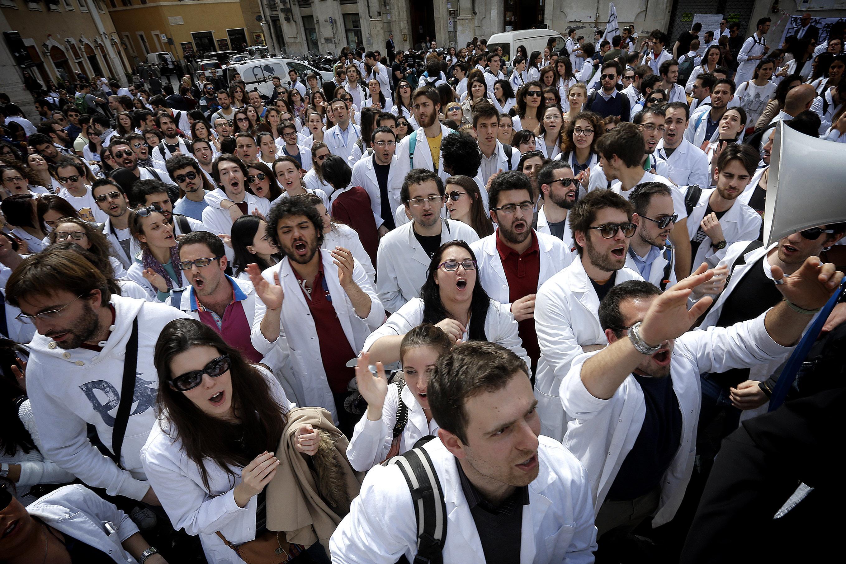 Un momento della protesta dei giovani medici in Piazza Montecitorio che rivendicano il loro diritto di accedere alla specializzazione, Roma, 2 Aprile 2014. ANSA/ UFFICIO STAMPA +++ NO SALES, EDITORIAL USE ONLY +++