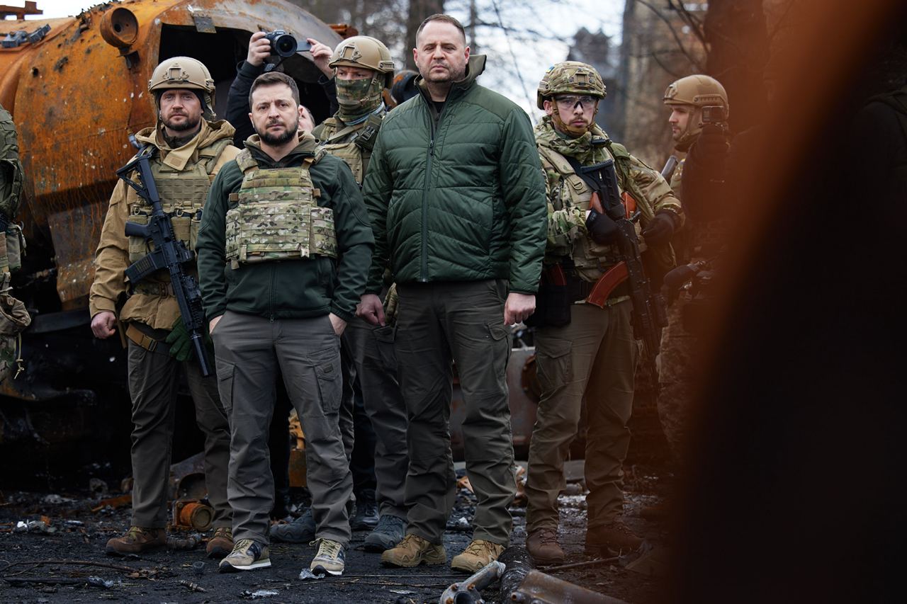 Zelensky va a Bucha e visita l’ospedale. Kiev: «A Mariupol la situazione è peggiore» – Foto e video