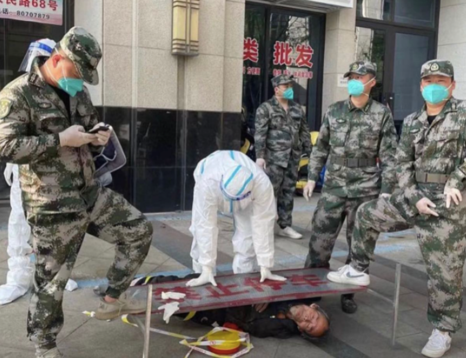 Lockdown a Shanghai: le proteste dei cittadini per la scarsità di cibo e acqua – Il video