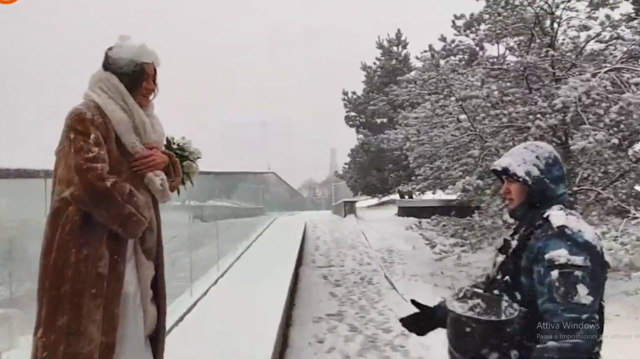 A Mosca e San Pietroburgo continuano le proteste contro la guerra tra abiti da sposa e salame – Il video