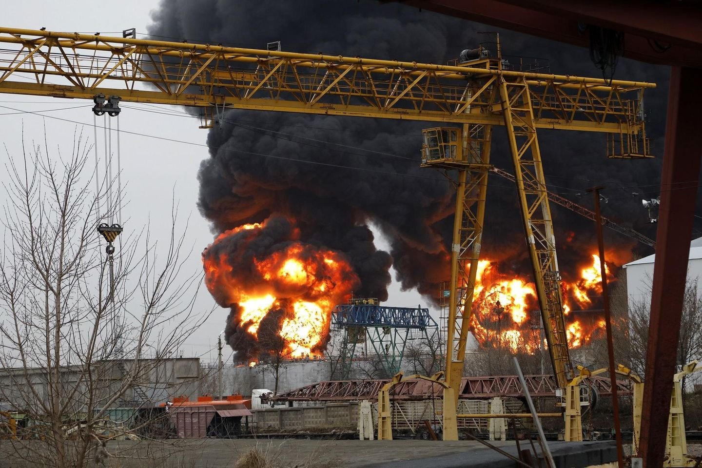 Ataque a un depósito de petróleo en Rusia Kiev niega cualquier responsabilidad.  Biden: “Putin es el único agresor” – vídeo