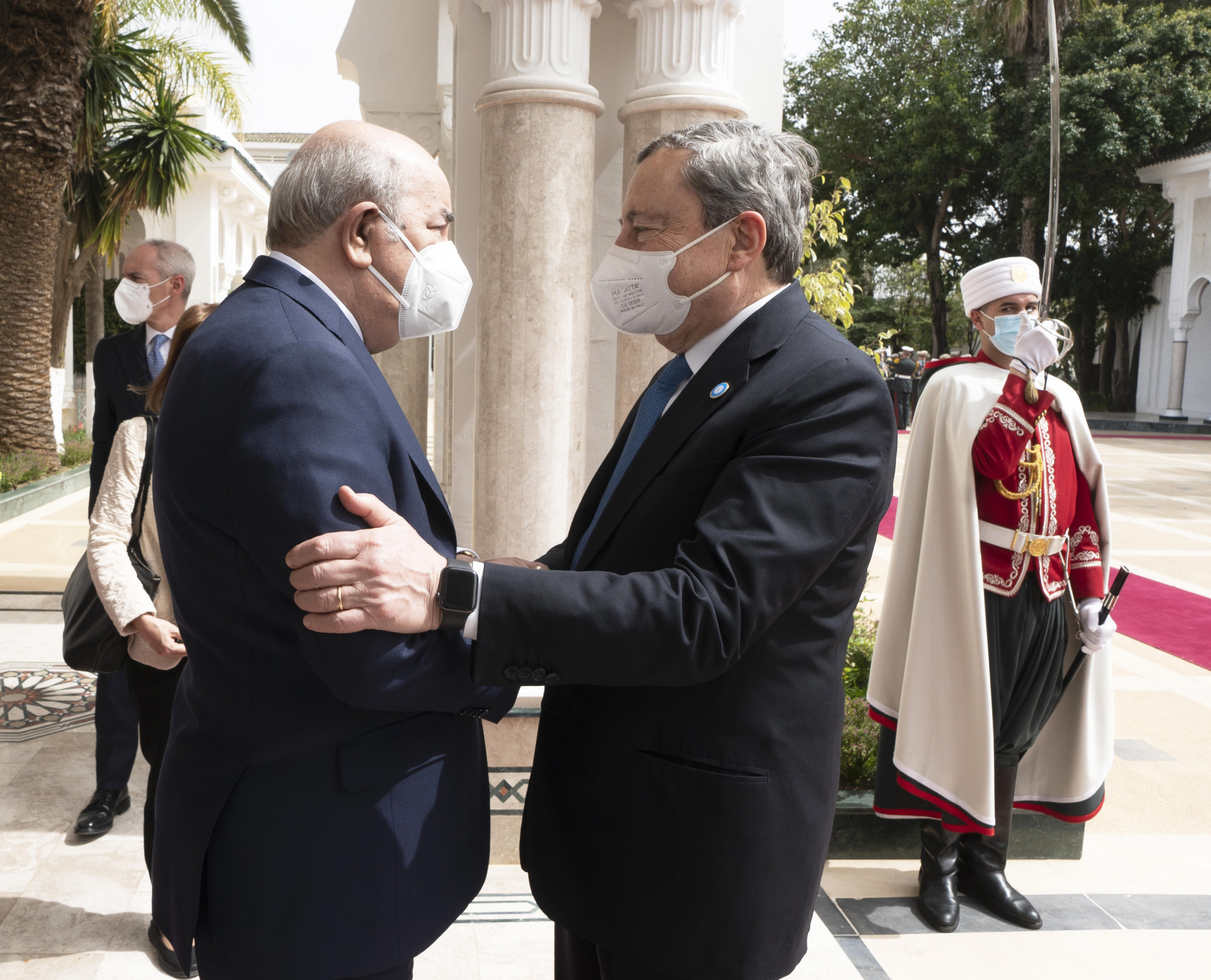 Il presidente del Consiglio Mario Draghi,  accompagnato dai ministri
degli Esteri Luigi Di Maio e della Transizione ecologica Roberto
Cingolani, durante la visita in Algeria per incontrare il presidente della Repubblica di Algeria Abdelmadjid Tebboune, Algeri, 11 aprile 2022. ANSA/FILIPPO ATTILI/US PALAZZO CHIGI ++++ NO SALES, EDITORIAL USE ONLY +++