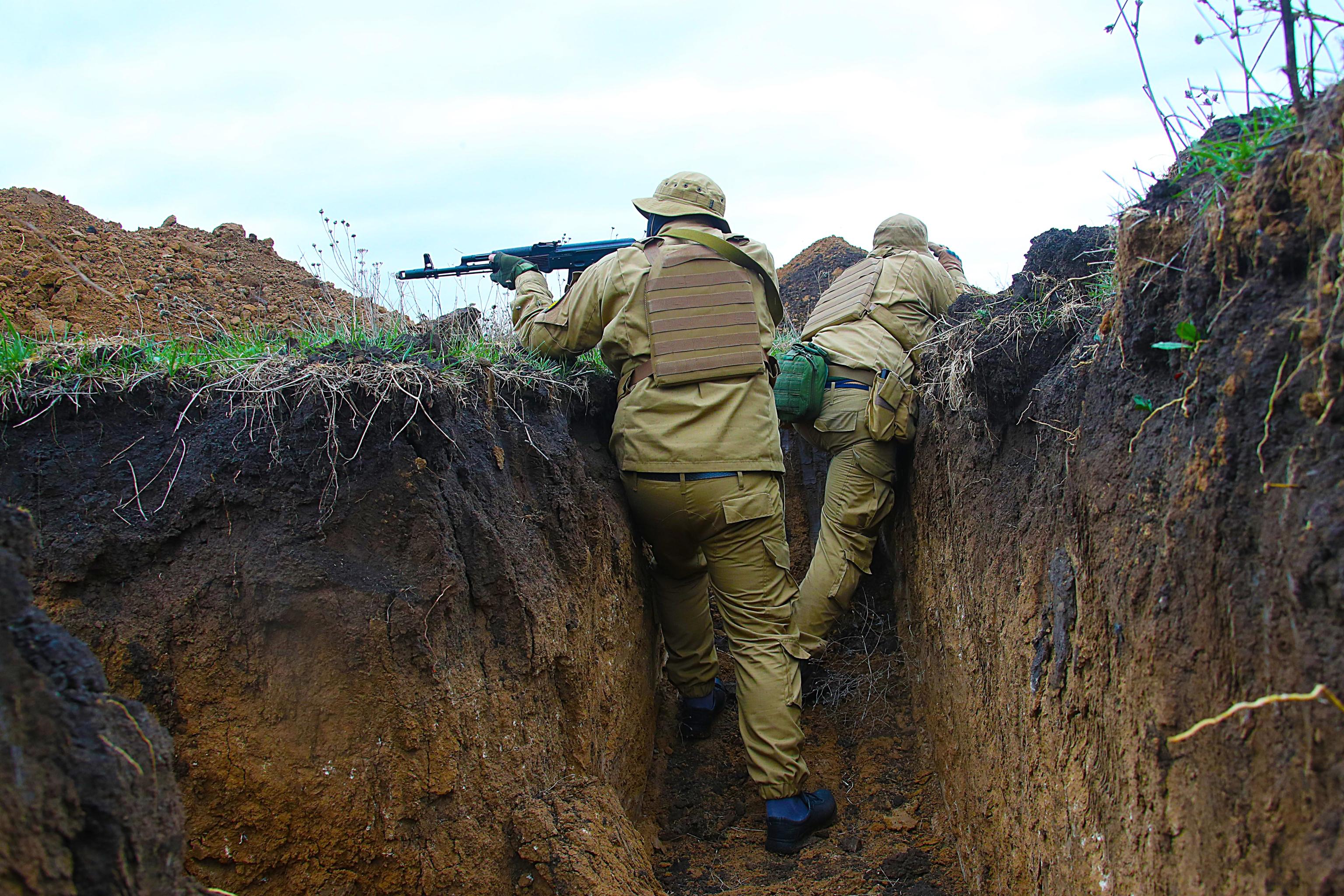 Militari ucraini in trincea a Cherson