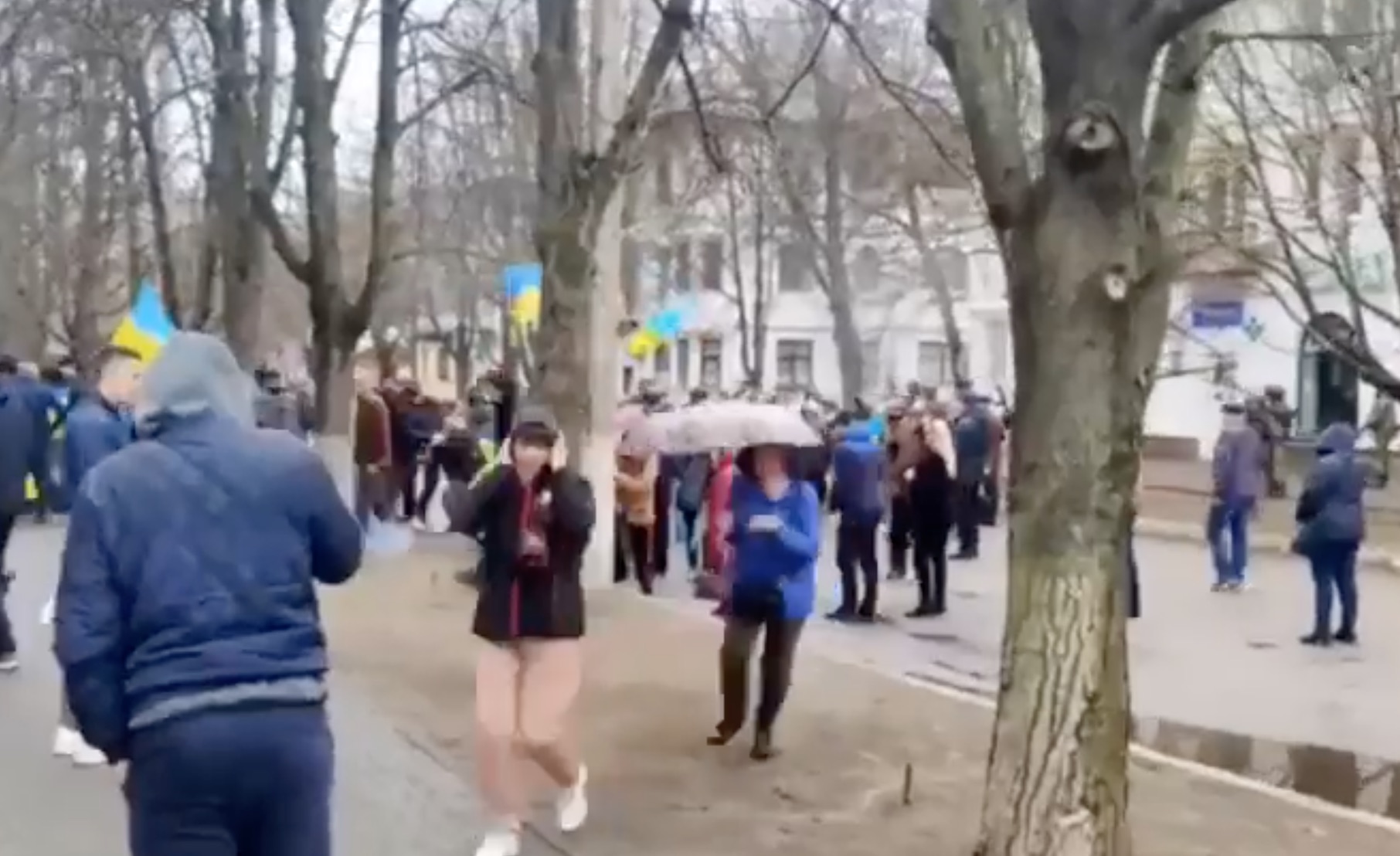 Ucraina, l’esercito russo spara sui manifestanti che protestano a Nova Kachovka – Il video