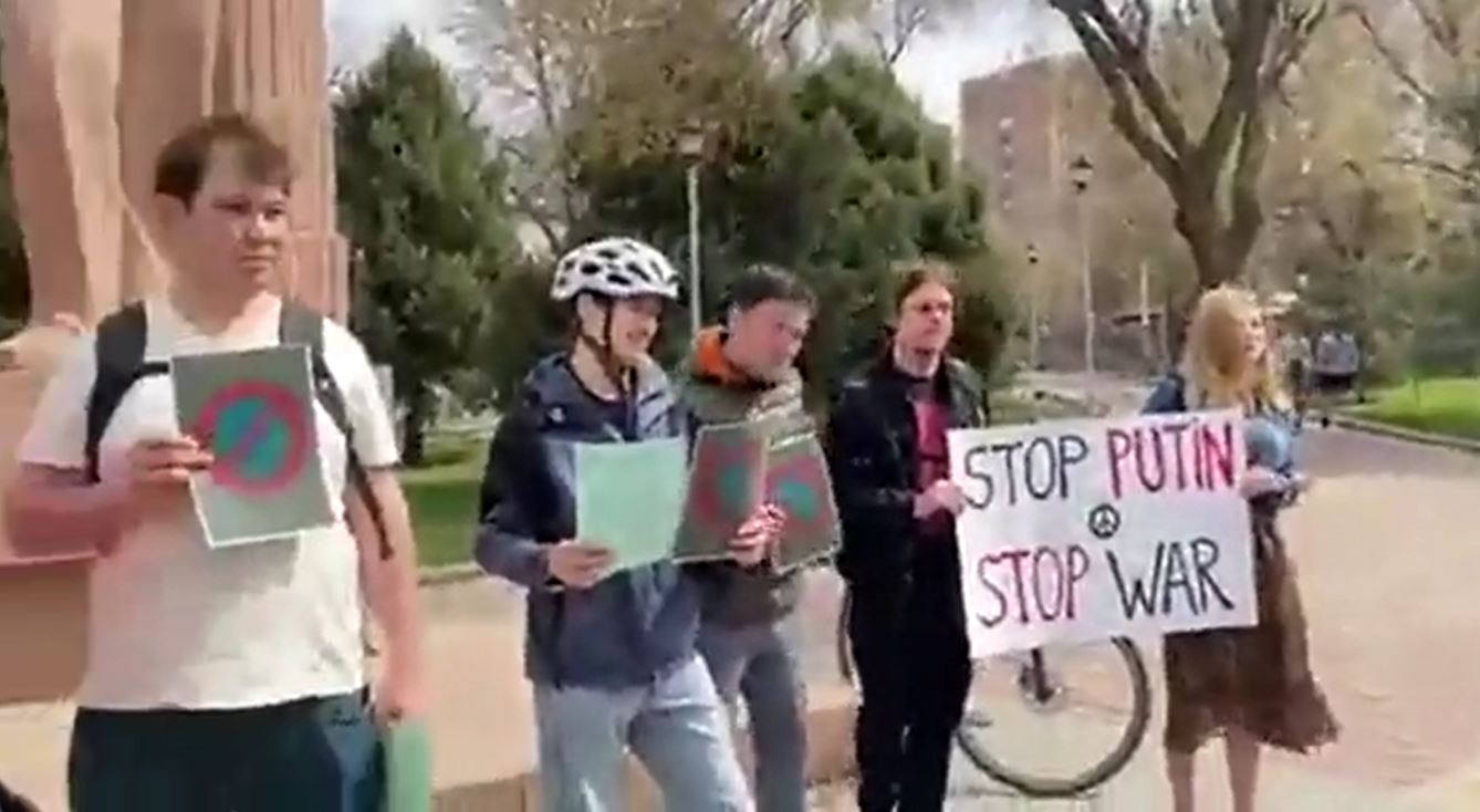 Il bavaglio per legge in Kirghizistan, vietato protestare contro Putin: arrestati 30 ragazzi  – I video
