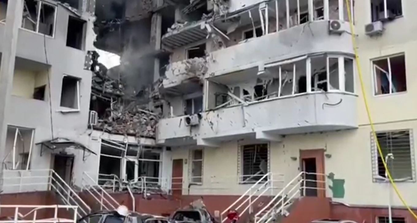 A Odessa civili in fuga da un palazzo in fiamme, gli ucraini: «Missili russi sulle case» – I video