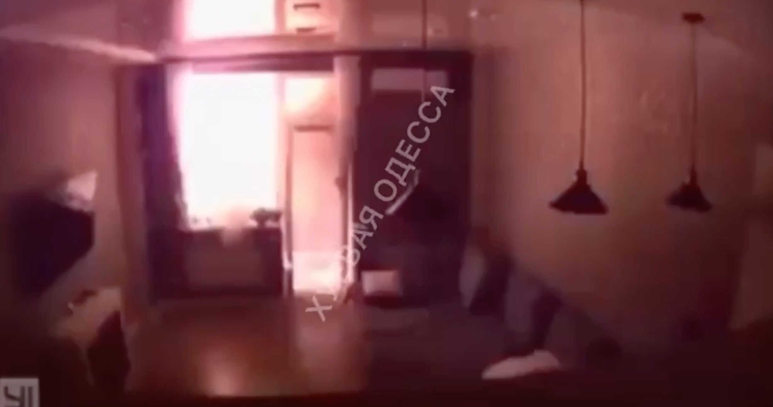 Il razzo russo visto dall'interno di un appartamento a Odessa