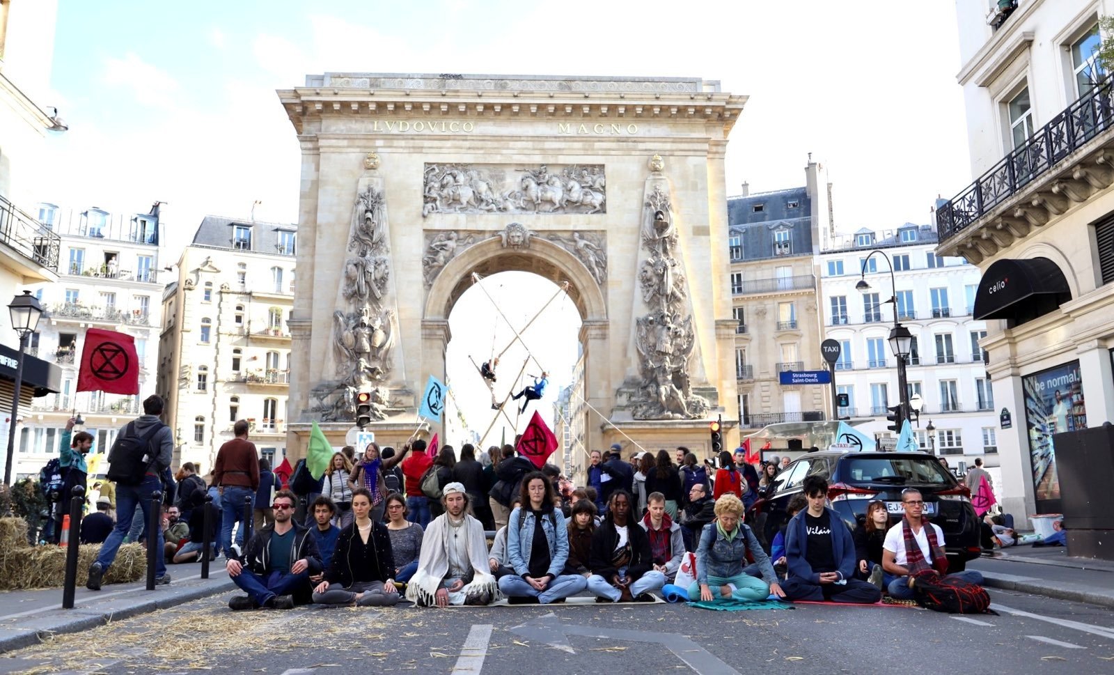 Francia, proteste in 30 città a una settimana dal ballottaggio. Le Pen: «Manifestazioni antidemocratiche» – Foto e video