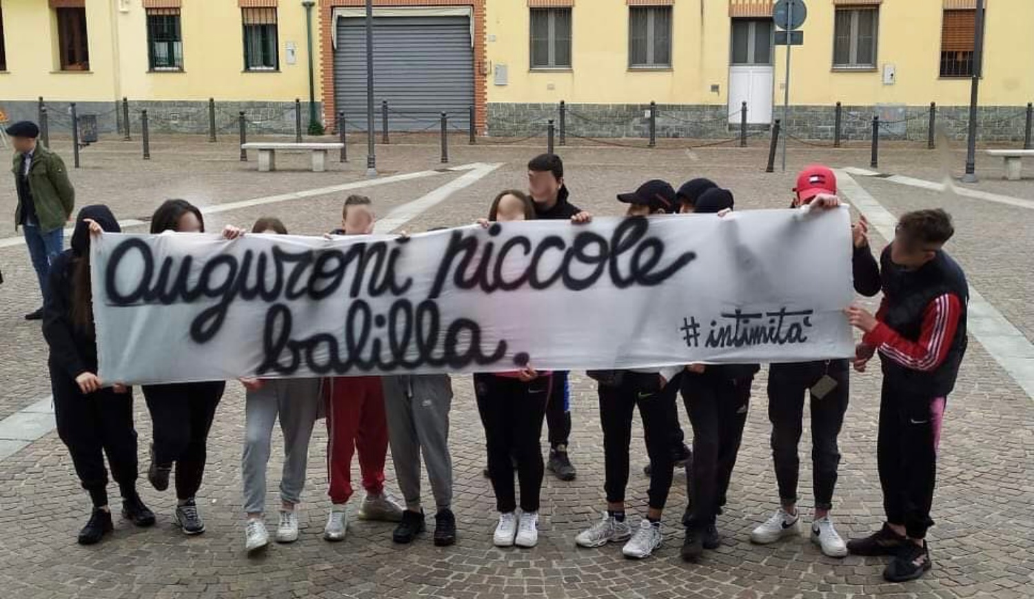 «Auguroni piccole balilla». Lo striscione fuori dalla chiesa per i battesimi nel Milanese – Il video