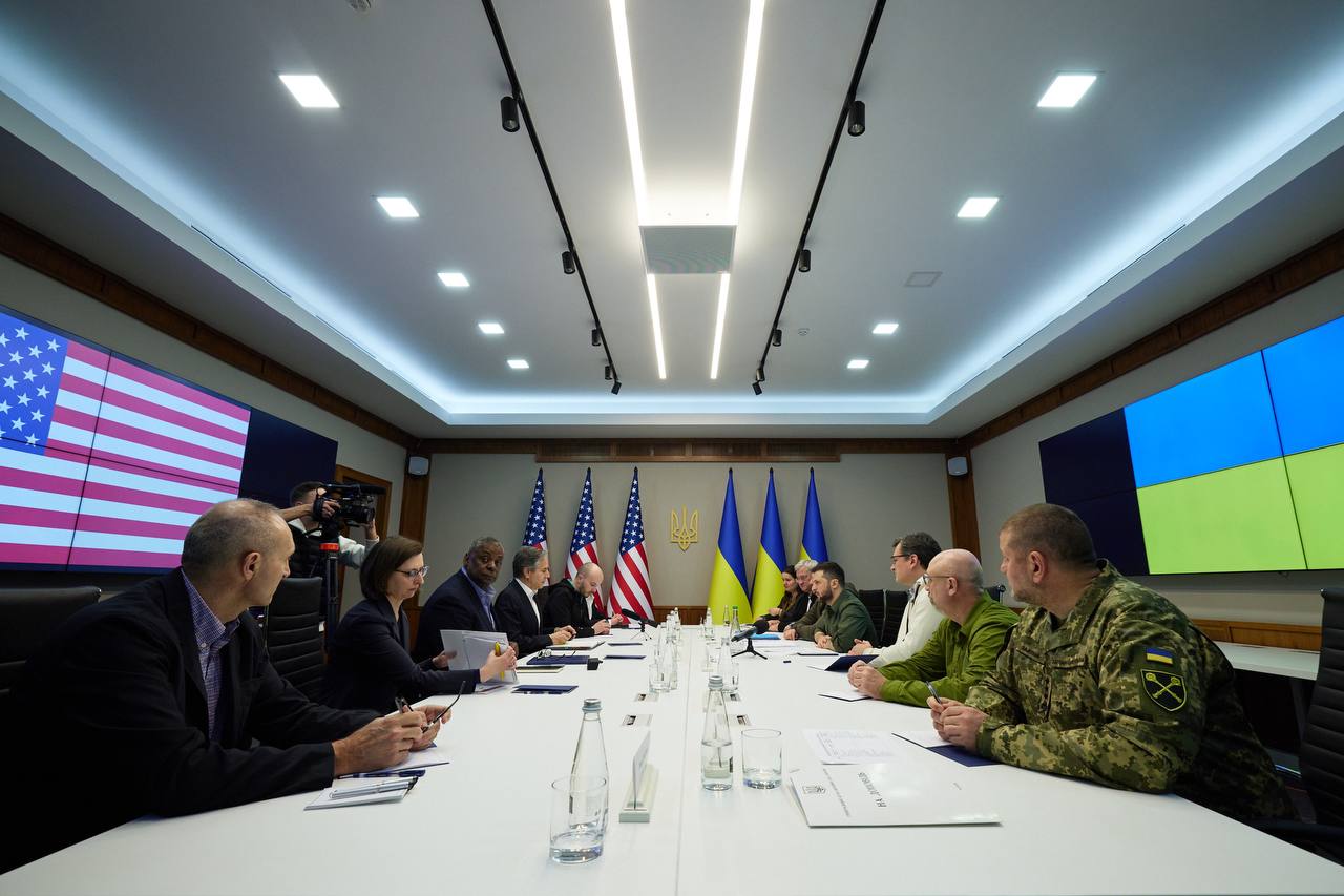 Biden sul vertice a Kiev: «La missione di Blinken e Austin è andata bene». Zelensky: «Dagli Usa aiuto senza precedenti» – Il video