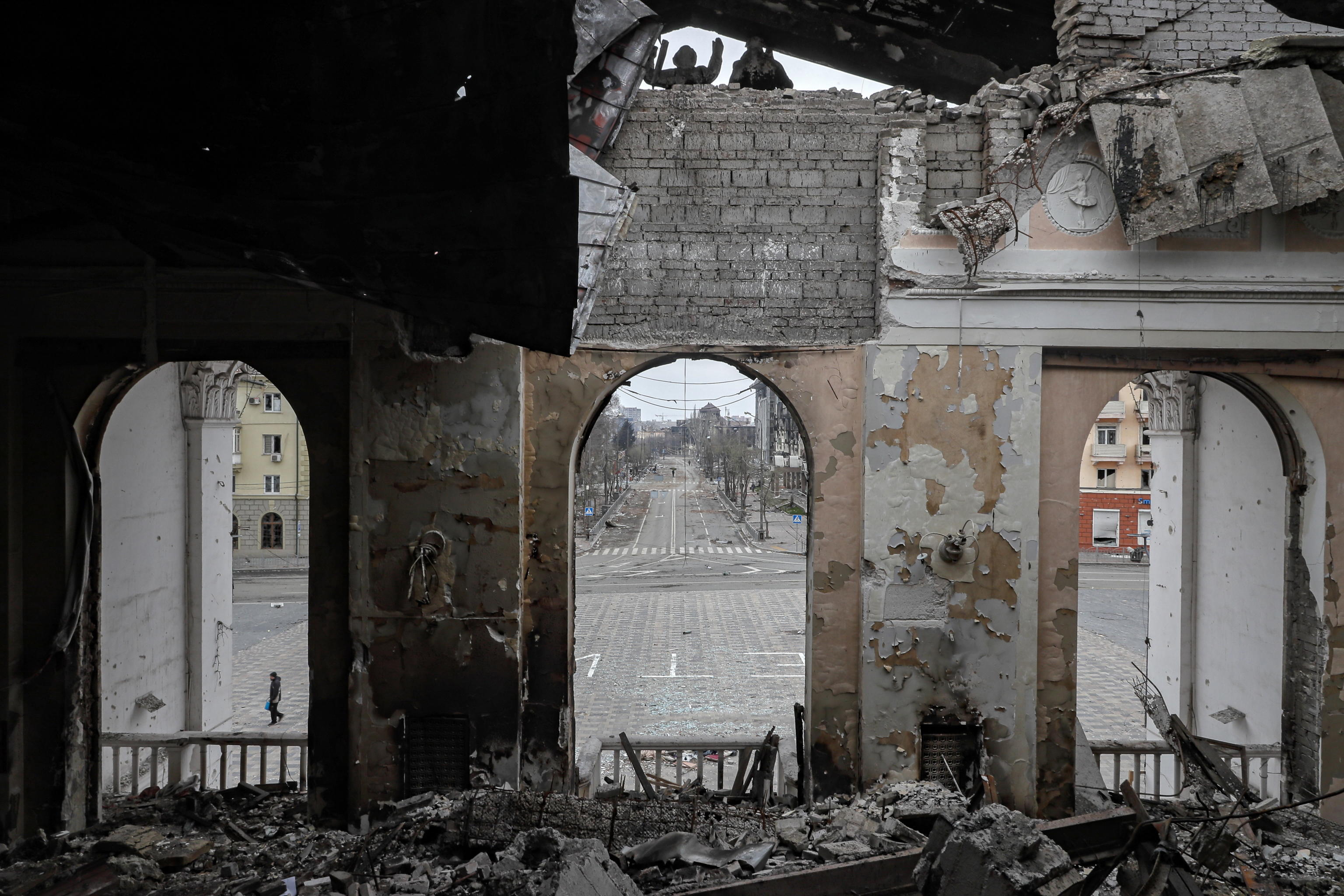 Театр разрушен. Драматический театр в Мариуполе разбомбили. Разрушенный театр в Мариуполе. Мариуполь театр спецоперация 2022. Русский драматический театр Мариуполь.