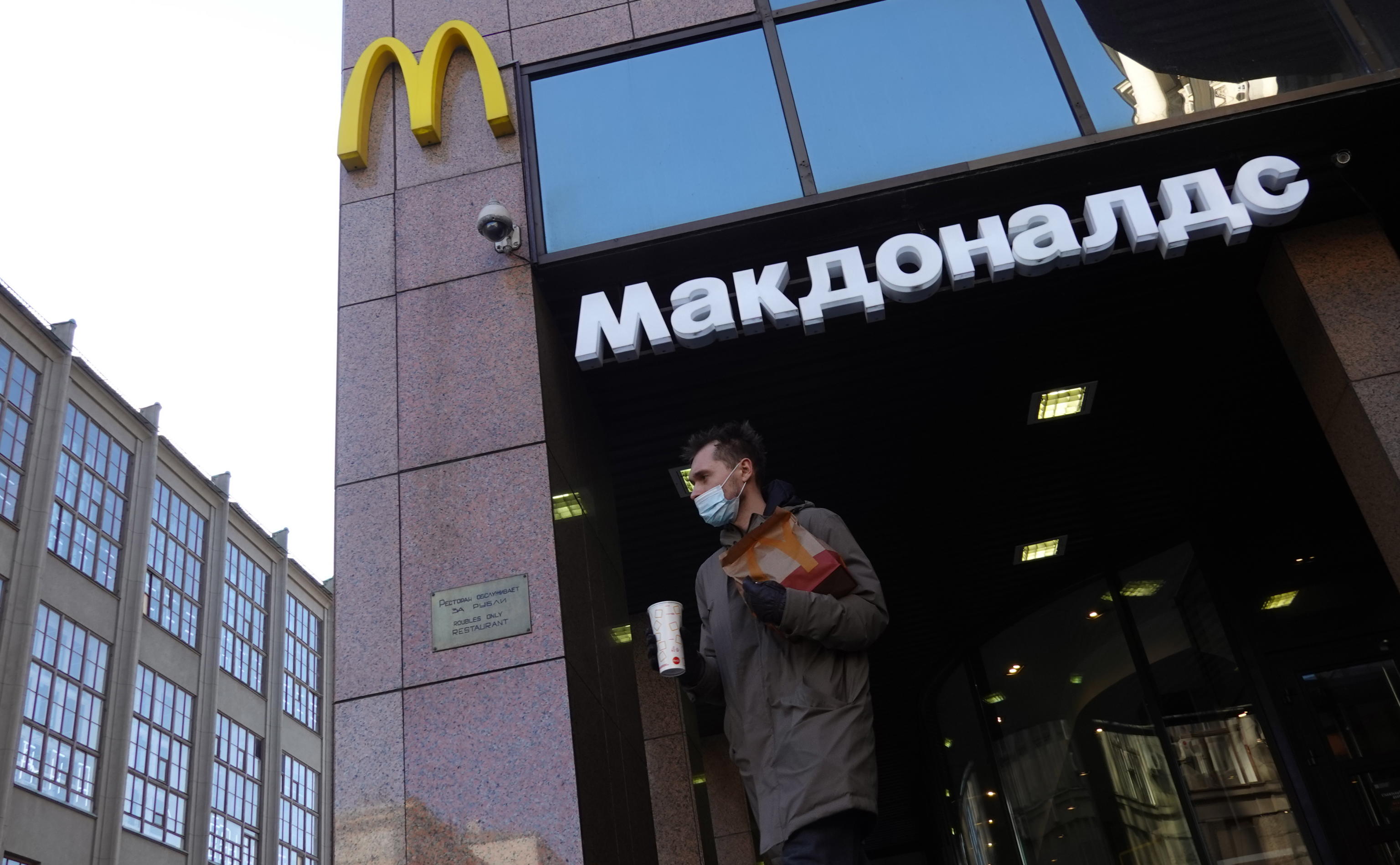 McDonald’s lascia la Russia: inizierà la vendita di tutte le attività a un’impresa locale