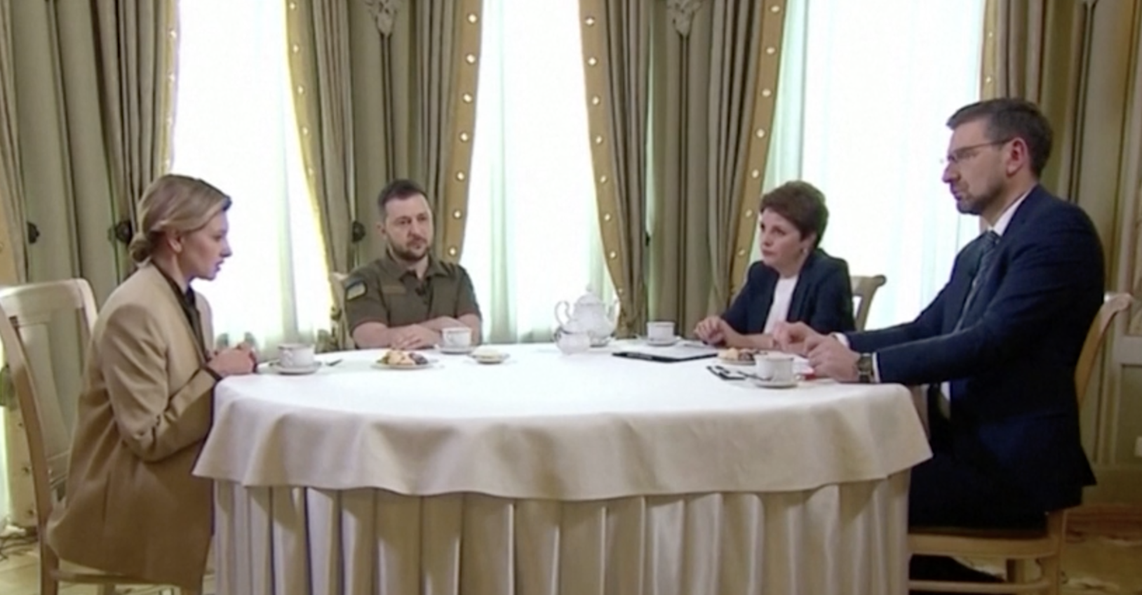 Olena Zelenska riappare in tv con suo marito Zelensky: «La guerra non me l’ha portato via: ma siamo una famiglia distrutta, come tutte in Ucraina» – Il video