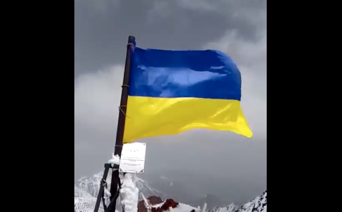 Kirghizistan, issata la bandiera ucraina sul «monte Putin» – Il video