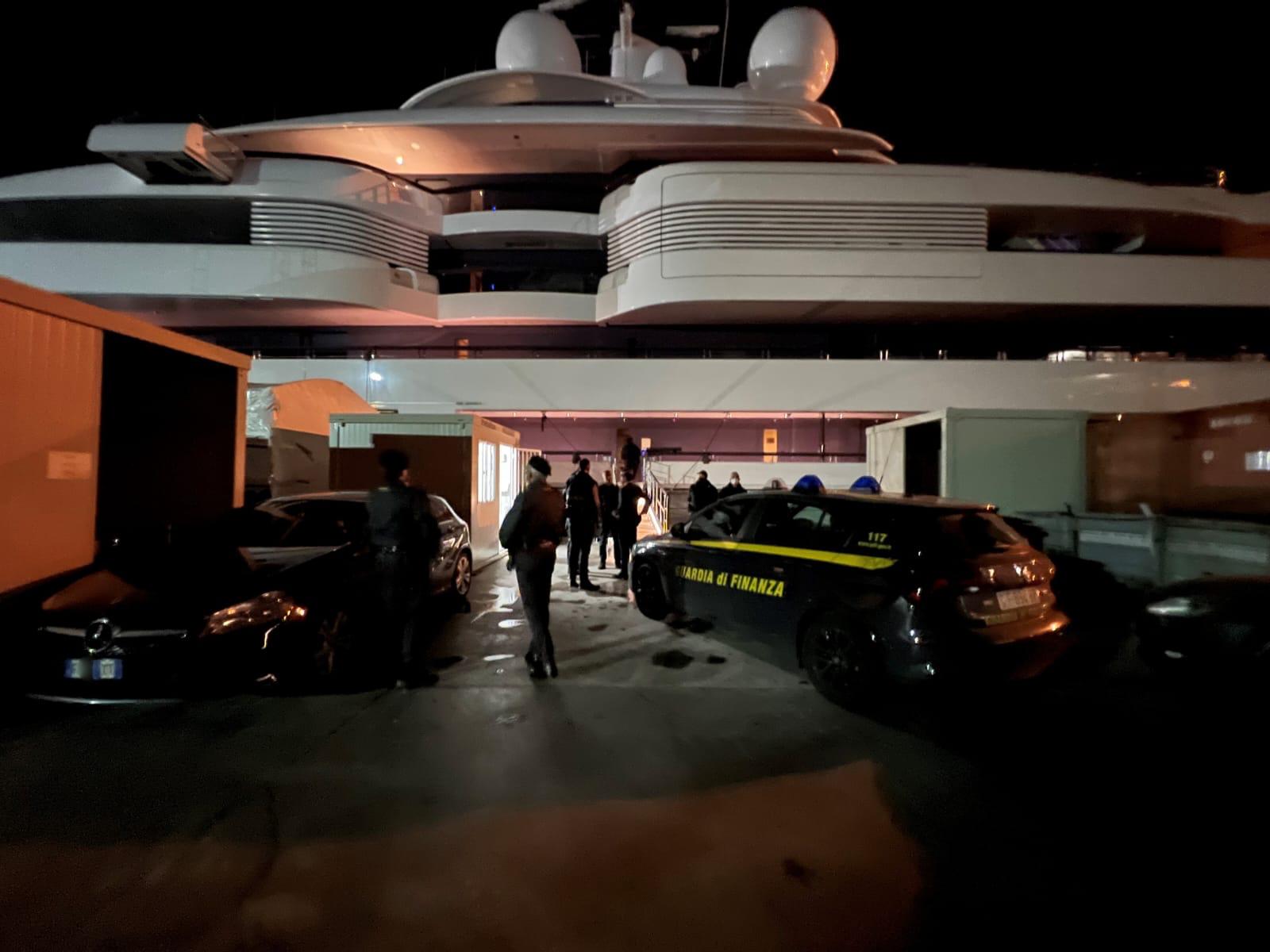 Le immagini del sequestro di Scheherazade, il presunto yacht di Putin bloccato a Marina di Carrara – Il video e le foto