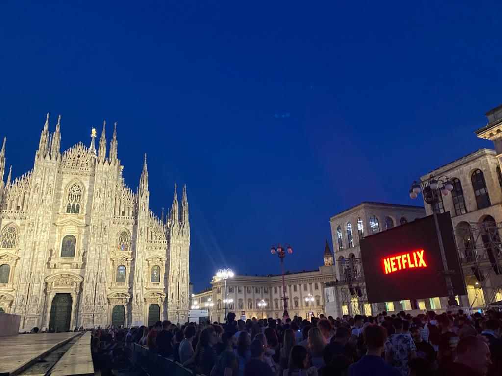 Milano, migliaia di persone in piazza Duomo per la prima puntata di Stranger Things 4 – I video
