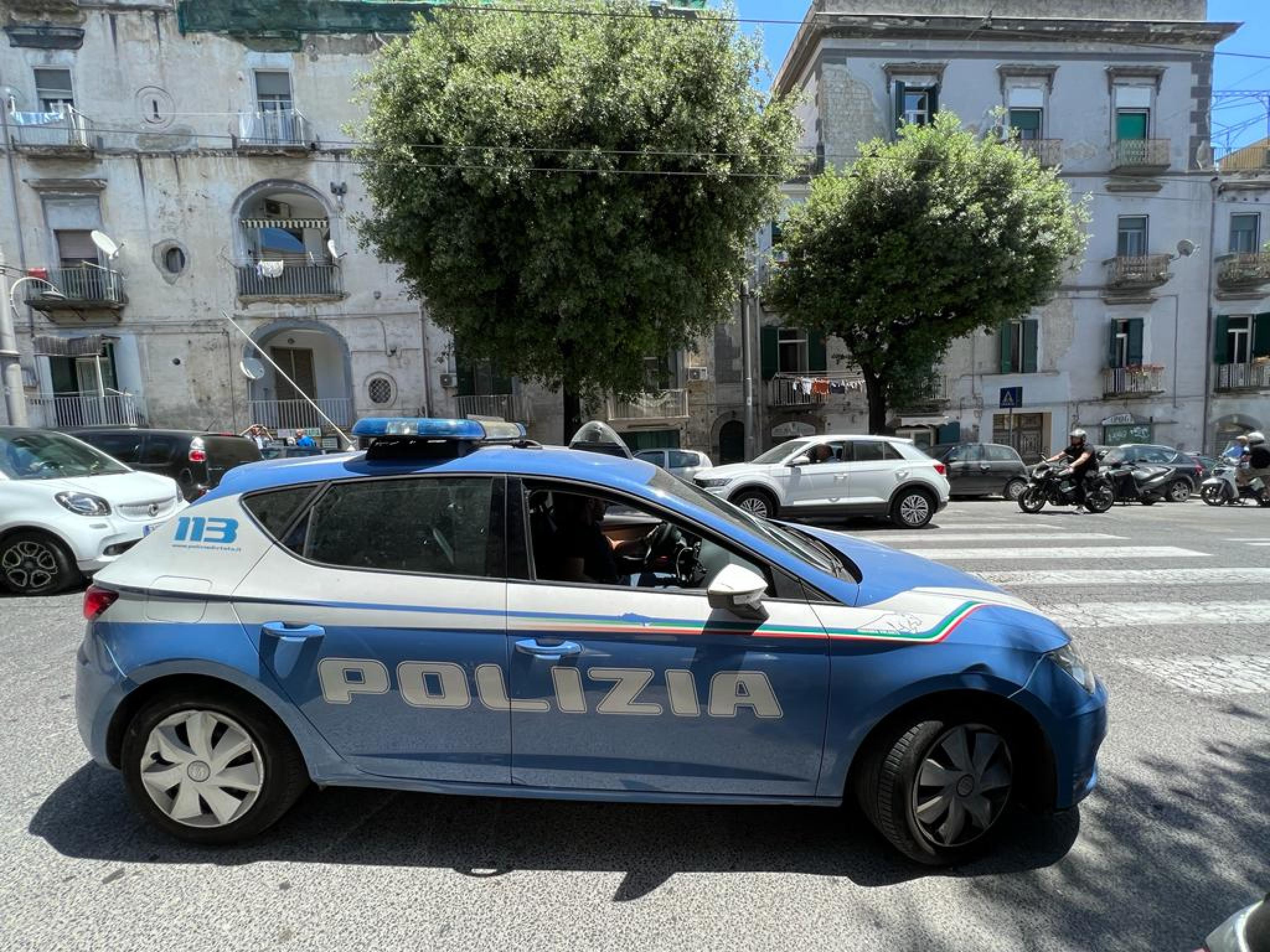 I due poliziotti arrestati perché facevano da talpe per lo spacciatore, gli arresti a Palermo: «Non chiamare, usa Telegram»