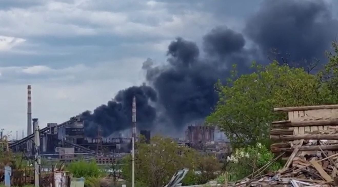 Azovstal sotto attacco, incendio nell’acciaieria: enorme colonna di fumo dalla struttura – I video