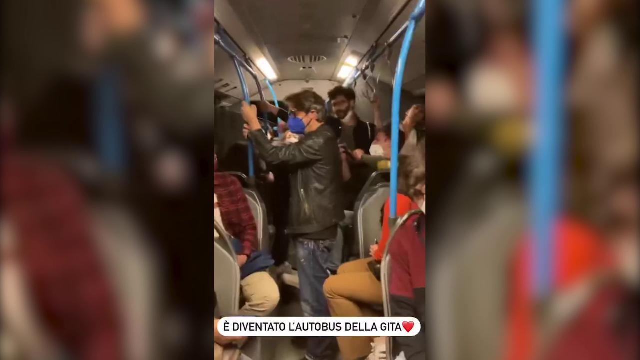 Bologna, Samuele Bersani sul bus dopo il concerto di Brunori Sas: i passeggeri cantano «Giudizi universali» e «Spaccacuore» – Il video