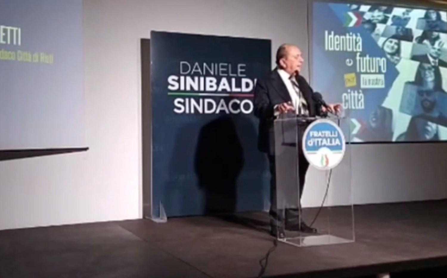 «Andiamo avanti boia chi molla!», il grido di battaglia del sindaco di Rieti all'iniziativa «Andiamo avanti boia chi molla!», il grido di battaglia del sindaco di Rieti all'iniziativa
