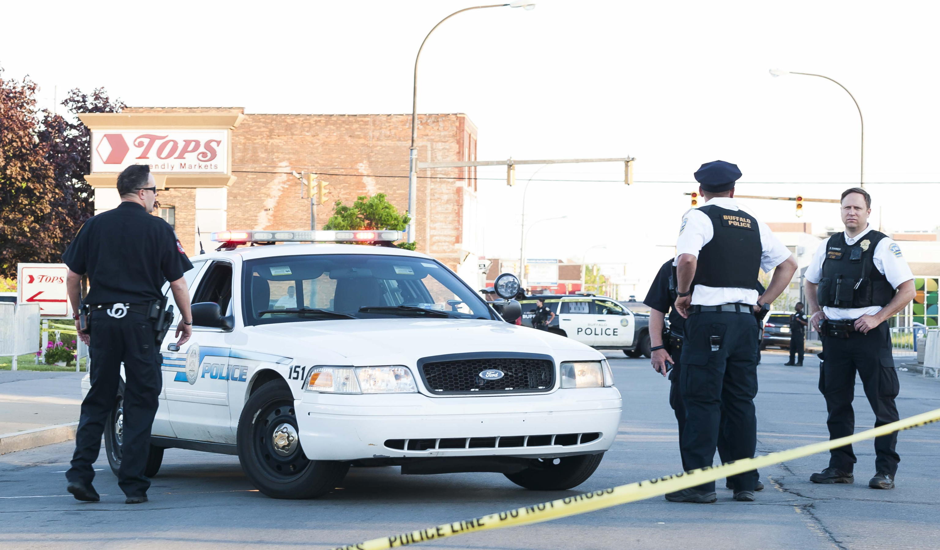 Sparatoria di Buffalo, la polizia: «Il killer voleva proseguire la strage in un altro negozio»