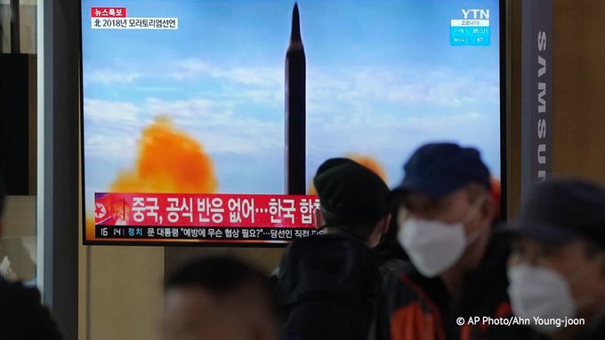 La Corea del Nord spara tre missili balistici verso il Mar del Giappone. Tokyo: «Provocazione»