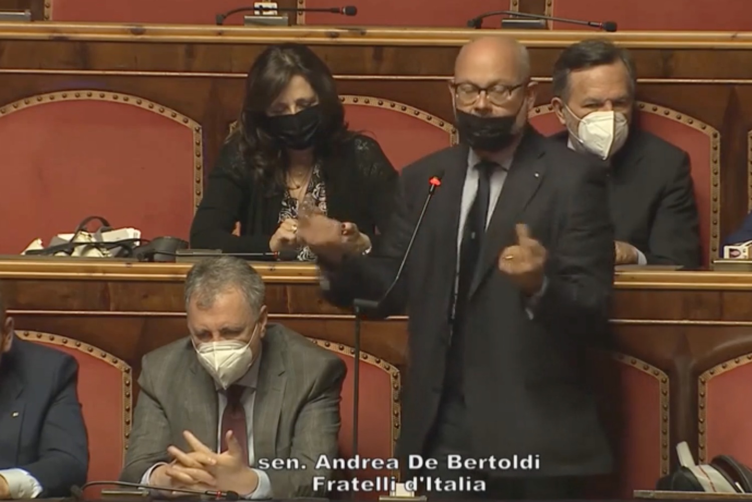 L’attacco del senatore di FdI sul Reddito di cittadinanza: «Basta parassiti, insegnate ai giovani a vivere di elemosina» – Il video