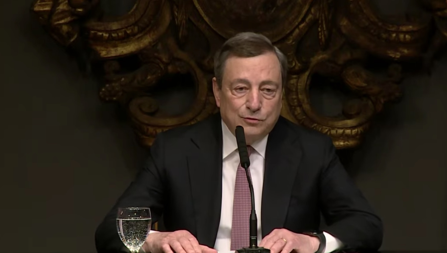 Mario Draghi in conferenza stampa a Washington