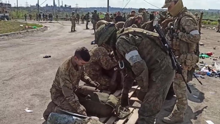 I soldati del battaglione Azov sono ancora nel Donbass: «Non hanno subito violenze finora». La moglie del comandante: «Mi ha detto che sta bene»