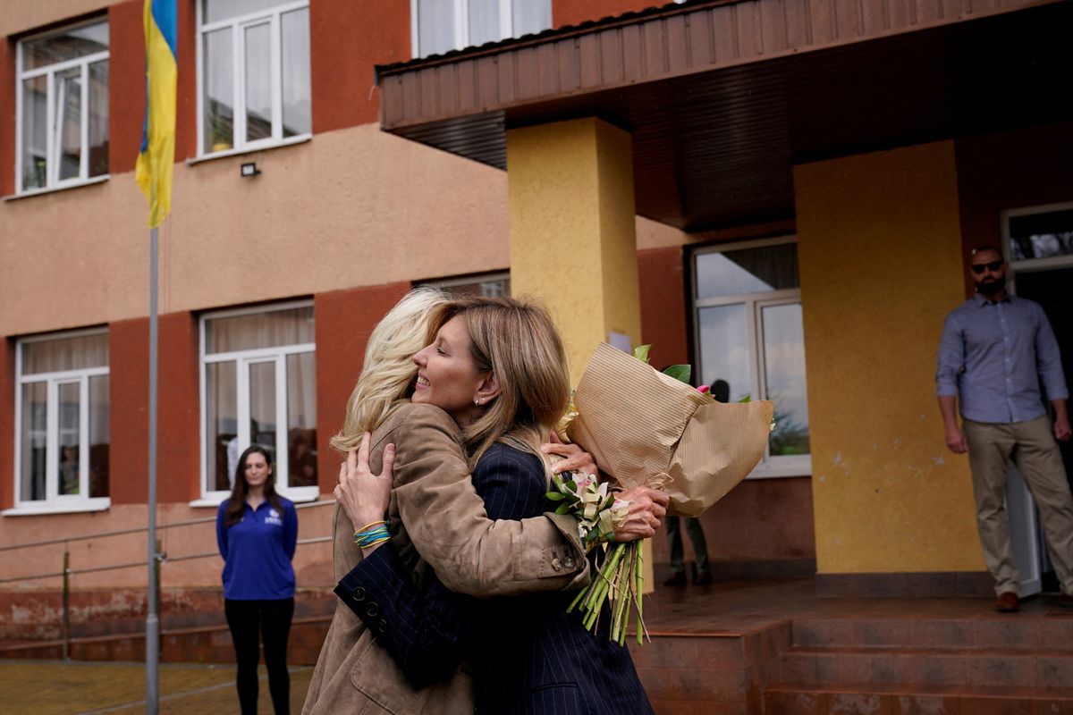 Usa, la first lady Jill Biden in visita a sorpresa in Ucraina: l’incontro con la moglie di Zelensky – Il video