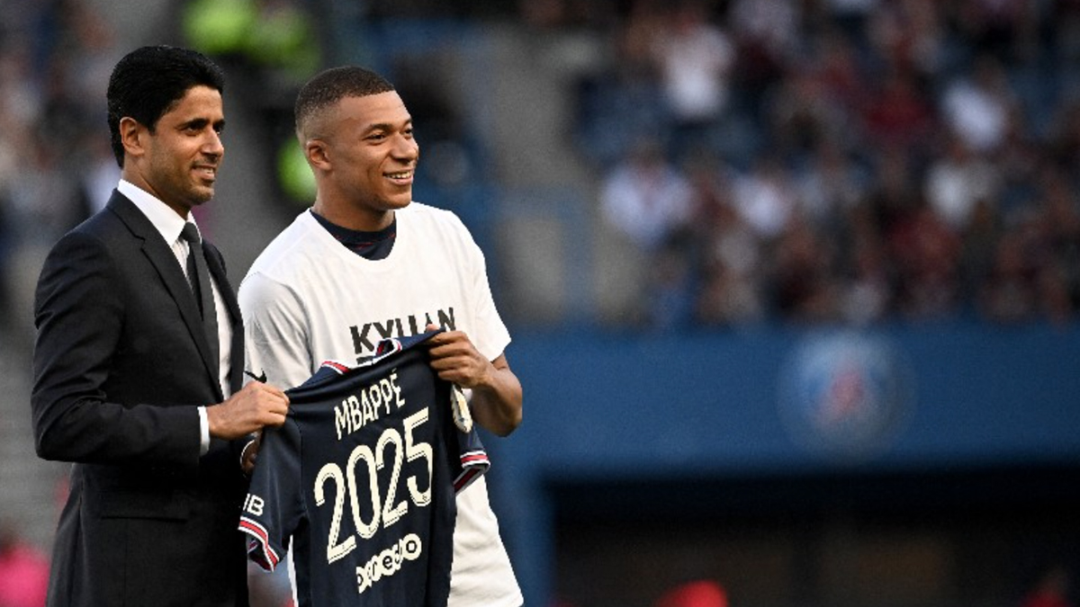 Mbappé, ora è ufficiale: il francese resta al Paris Saint Germain. L’annuncio dell’emiro Al Khelaifi – Il video