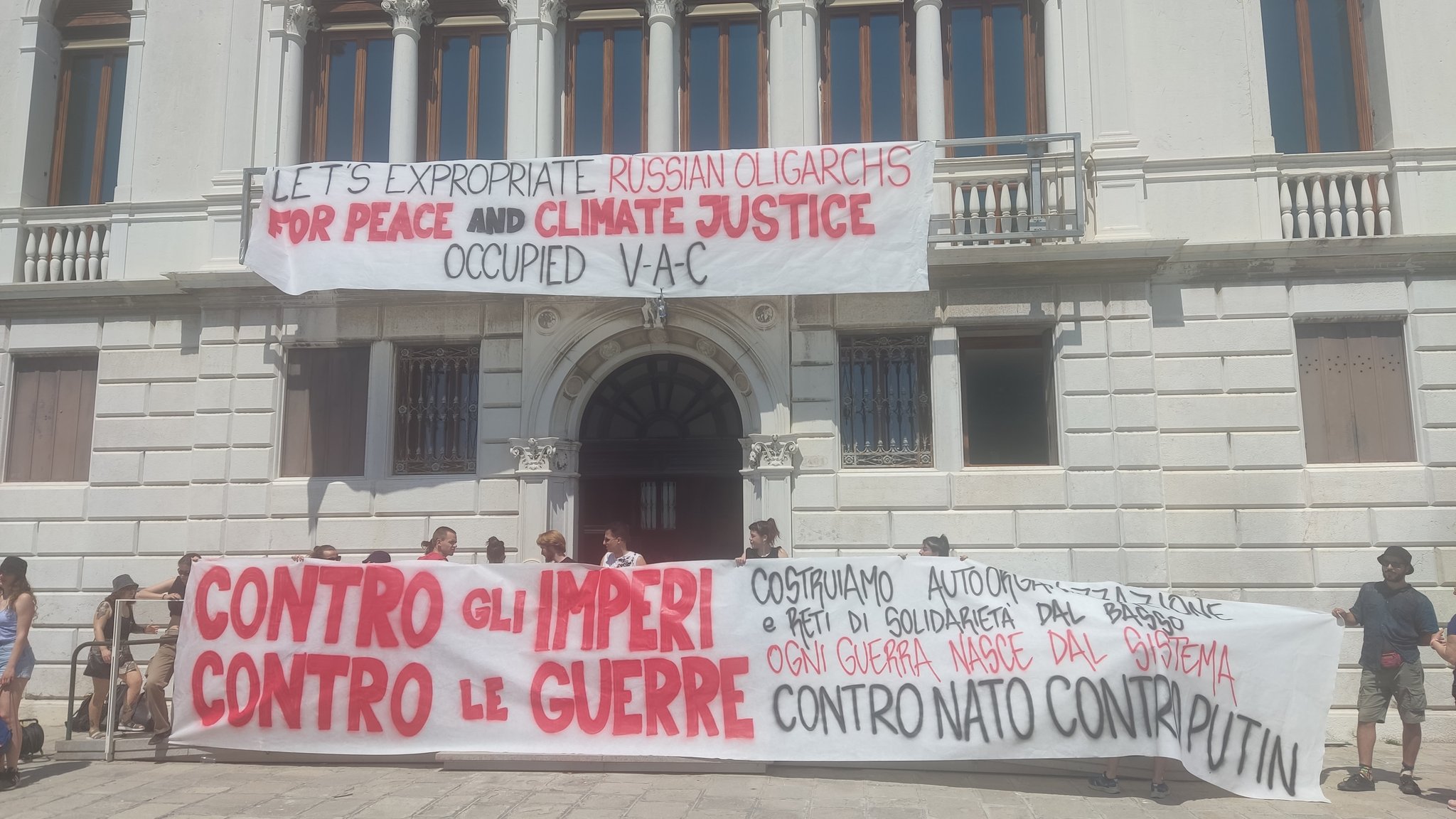 Venezia, occupata la sede a Zattere della fondazione d'arte V-A-C, dell'oligarca del gas russo Leonid Mikhelson contro la guerra in Ucraina