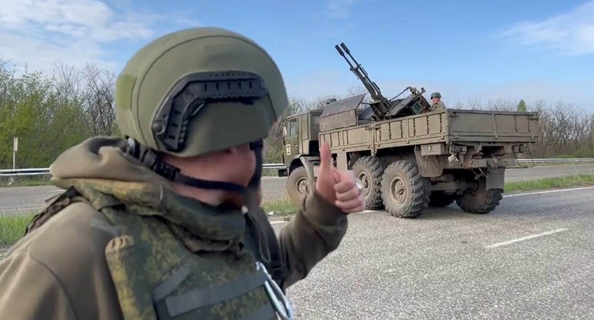 Il video del giornalista russo montato ad arte: si filma in mezzo agli spari dei militari, ma dimentica di tagliare un pezzo