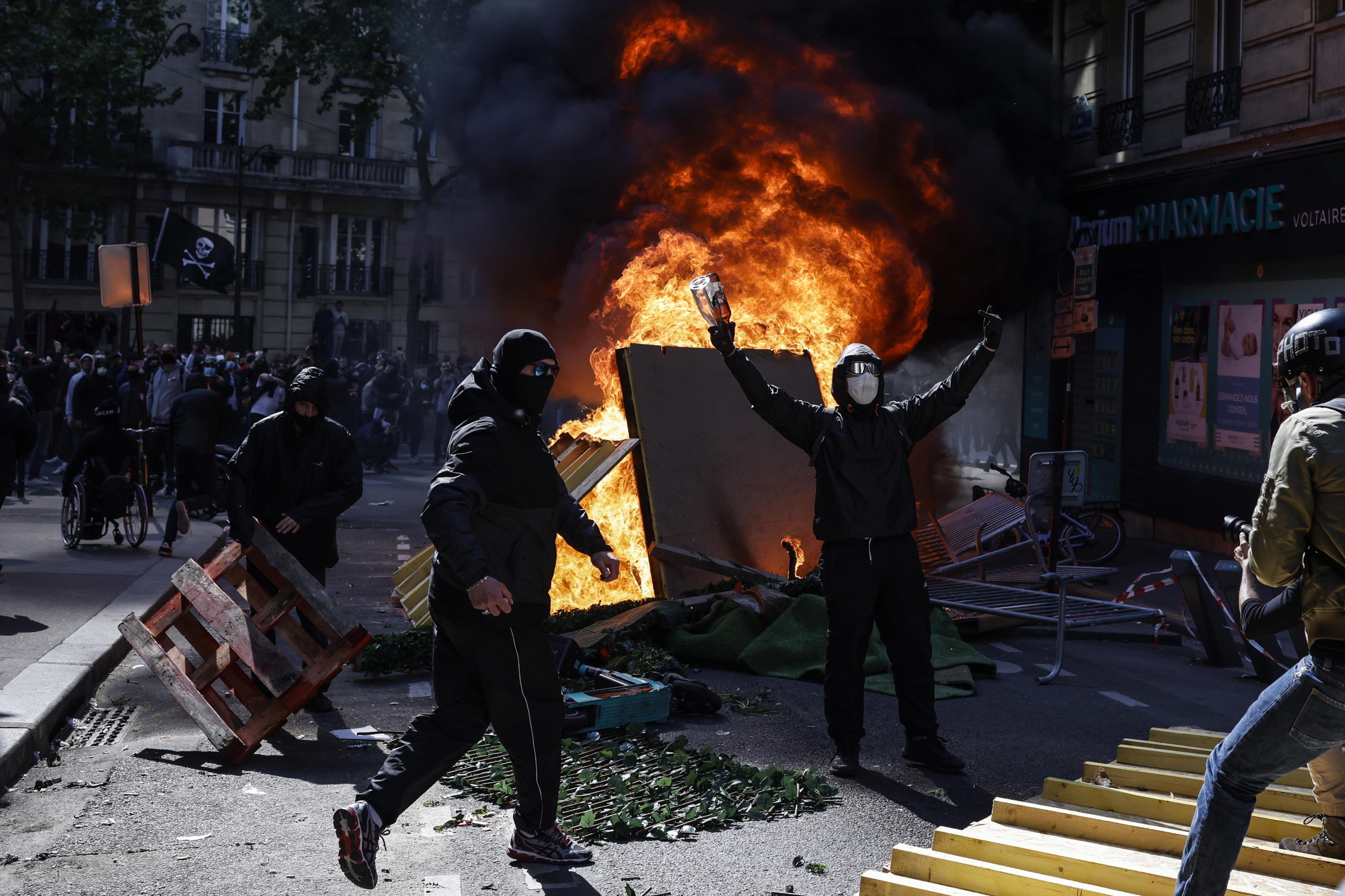 epa09921153 Demonstrators clash with Police forces during the annual May Day demonstration in Paris, France, 01 May 2022. Labour Day, also known as International Workers' Day or May Day, is observed worldwide on 01 May.  EPA/YOAN VALAT