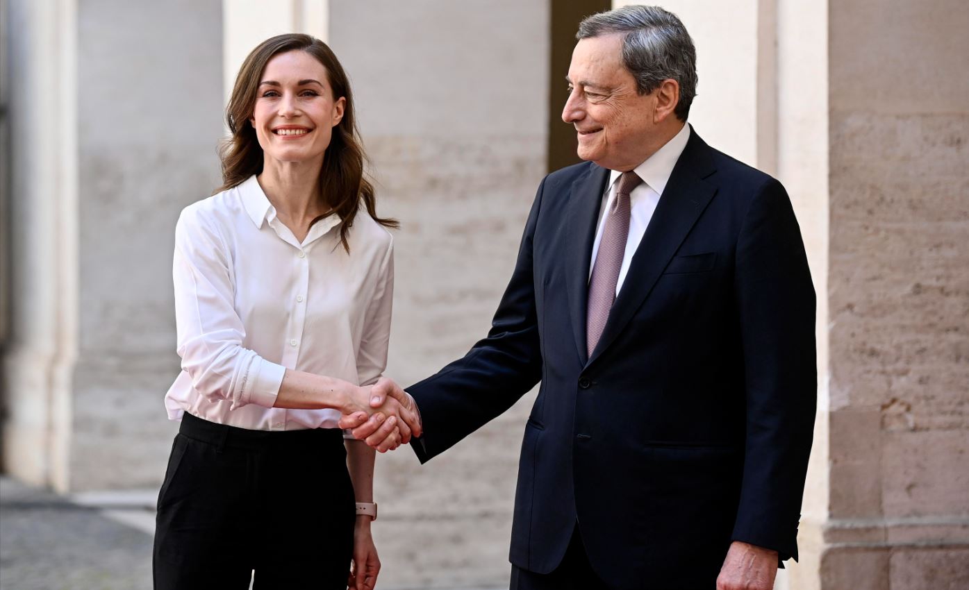 Sanna Marin da Draghi, il premier italiano sulla Finlandia nella Nato: «L’Italia è con voi: è un momento storico» – I video