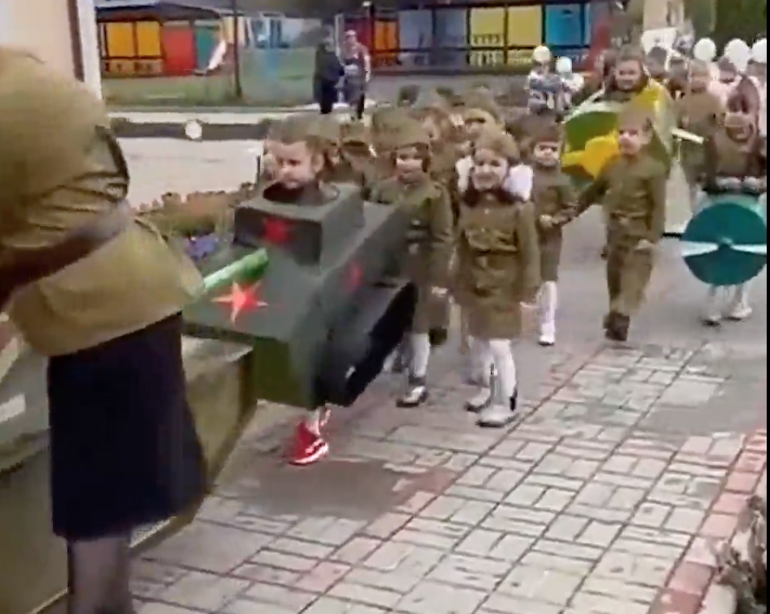 La parata nell’asilo russo con i bambini travestiti da bombardieri e carri armati per il Giorno della Vittoria – I video