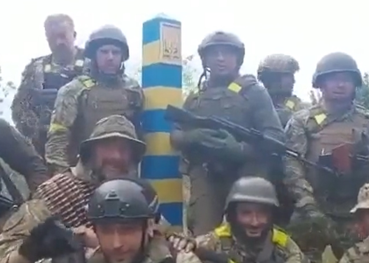 I soldati ucraini reinstallano il segnale di confine con la Russia a Kharkiv dopo il ritiro di Mosca – Il video