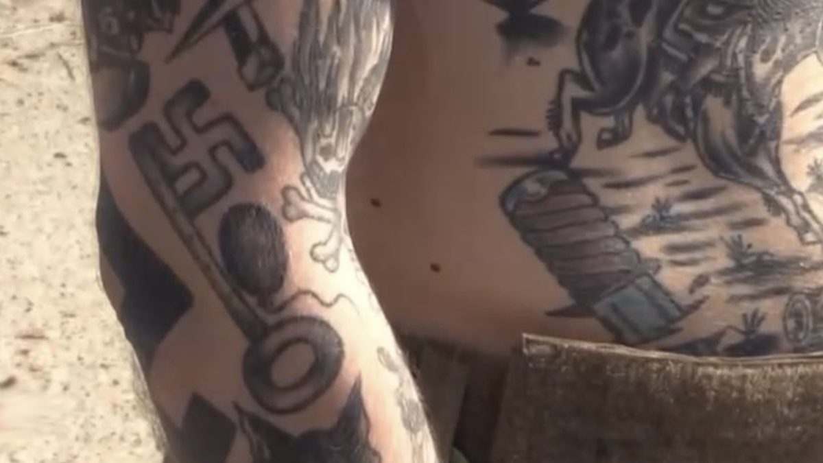 L’offensiva della propaganda russa dopo la resa di Azovstal: sui social le perquisizioni dei tatuaggi sui soldati di Azov – Il video